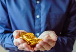 夢見接收黃金禮物的 9 個夢境解釋：夢見收到一條金項鍊、夢見收到金耳環作為禮物