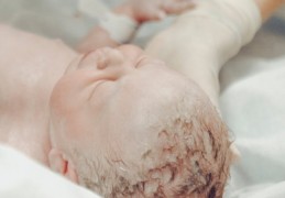 夢見新生兒洗澡的 9 個夢境解釋：夢見嬰兒用冷水洗澡、夢見嬰兒浸入水中