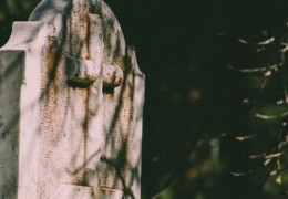 夢見陌生人死於事故的 8 個夢境解釋：夢見不認識的人溺水、夢見不認識的人被刺死