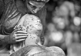 夢見女朋友死了的 19 個夢境解釋：夢見親眼目睹女朋友的死亡、夢見女朋友死後轉世