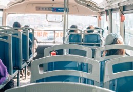 夢見搭乘巴士的 5 個夢境解釋：夢見巴士太擁擠、夢見開巴士