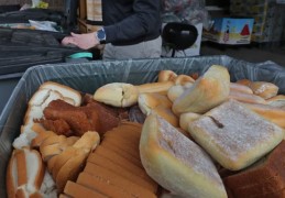 夢見食物浪費的 17 個夢境解釋：夢見藏食物垃圾、夢見食物垃圾箱溢出