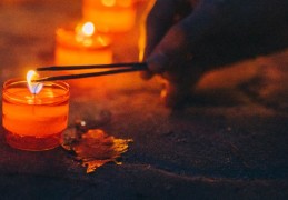 夢見與逝者交談：13 個意義和象徵