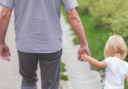 夢見已故祖父微笑：4 個意義和象徵