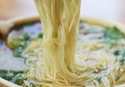 夢見吃麵條：6 個意義和象徵