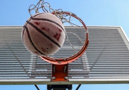 夢見在體育館打籃球：11 個意義和象徵