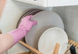 夢見洗碗的 10 個夢境解釋：夢見洗碗時水溢出或地板被抬起 、夢見洗碗時感覺清爽輕鬆