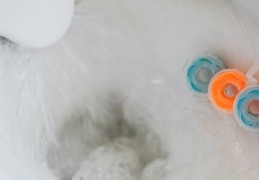 ​夢見疏通馬桶的 9 個夢境解釋：夢見馬桶水溢出、夢見壞掉的馬桶