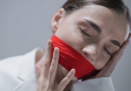 夢見殺人的 9 個夢境解釋：夢見殺死過去的戀人、夢見殺害同事