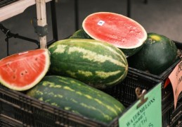 夢見西瓜破裂的 9 個夢境解釋：夢見用刀切西瓜 、 夢見吃西瓜
