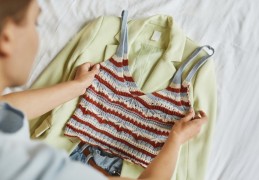 ​夢見經血滲透到衣服上的 9 個夢境解釋：夢見白衣上有月經血 、夢見自己來月經