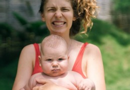 夢見背著母親的 9 個夢境解釋：夢見媽媽擁抱我、夢見媽媽去世