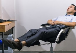 10 個坐在椅子上的夢境解釋：夢見被綁在椅子上、夢見躺在椅子上、夢見躺在椅子上