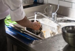 夢見洗平底鍋：5 個意義和象徵