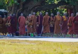 夢見被僧侶擁抱的 9 個夢境解釋：夢見一位僧侶消失、 夢見一位僧侶回家