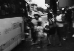 夢見巴士站的 9 個夢境解釋：夢見在巴士站等某人、夢見巴士站下雨