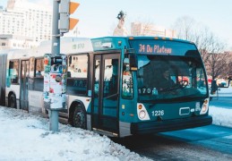 夢見公車離開的 9 個夢境解釋：夢見在公車站徘徊 、夢見自己從公車上摔下