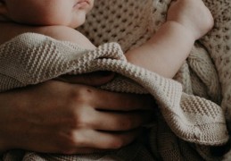 夢見殺死母親的 9 個夢境解釋：夢見媽媽擁抱我、夢見媽媽微笑