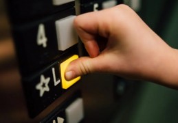 夢見電梯的 10 個夢境解釋： 夢見被困在電梯裡 、夢見錯過電梯