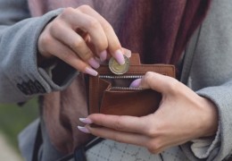 夢見錢包從嘴裡掉出來是什麼意思？意義和象徵、心理狀態、情境解讀