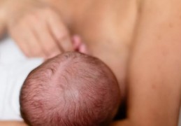 夢見抱著新生兒的 9 個夢境解釋：夢見照顧新生兒、夢見抱著新生兒入睡