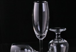 夢見玻璃杯的 8 個夢境解釋：夢見洗玻璃杯 、夢見把飲料倒進玻璃杯裡