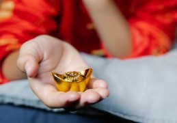​夢見撿起黃金的 8 個夢境解釋：夢見戴上金手鐲 、夢見獲得金條