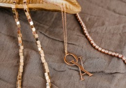 夢見失去金項鍊的 9 個夢境解釋： 夢見偷走一條金項鍊、夢見溺死一條金項鍊