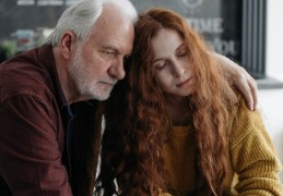 夢見已故父親呼喚你的名字的 9 個夢境解釋：夢見已故的父親回家、 夢見已故父親帶著微笑離開