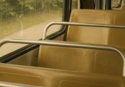 夢見搭錯公車的 9 個夢境解釋：夢見與公車司機爭吵、夢見一輛公車開錯地方