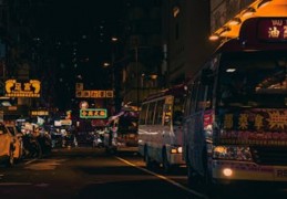 夢見公車不來的 9 個夢境解釋：夢見一輛公車拋錨停下、 夢見在等公車時離開座位