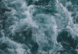 夢見波浪的 15 個夢境解釋：夢見平靜溫柔的波浪、夢見海浪浸濕你的雙腳