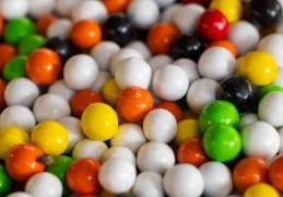 夢見吞口香糖的 9 個夢境解釋：夢見衣服上的口香糖、夢見丟掉口香糖