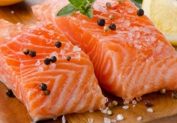  夢見三文魚生魚片的 9 個夢境解釋：夢見收到三文魚生魚片作為禮物、夢見自己做三文魚生魚片