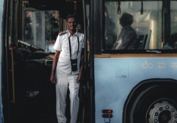 夢見購買巴士票的 10 個夢境解釋：夢見搭錯巴士、夢見在巴士下車