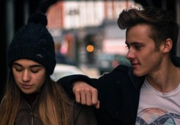 夢見認識的人分手：6 個意義和象徵