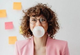 夢見吐出口香糖的 9 個夢境解釋：夢見丟掉口香糖、夢見在路上踩到口香糖