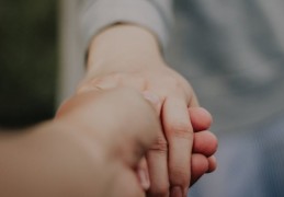 夢見與名人牽手的 5 個夢境解釋：夢見獲得名人的簽名 、夢見與名人交談