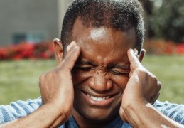 夢見太陽神經叢被壓迫：7 個意義和象徵