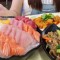 夢見吃三文魚刺身的 17 個夢境解釋：夢見為別人做生魚片、夢見吃生魚片