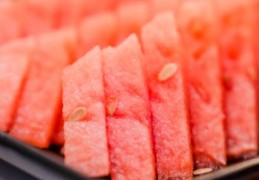 夢見吃西瓜的 9 個夢境解釋：夢見分發西瓜 、夢見掉落西瓜