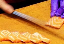 夢見切生魚片的 8 個夢境解釋：夢見打包生魚片、夢見切生魚片時傷到手