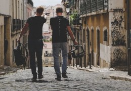 夢見與人同行：12 個意義和象徵