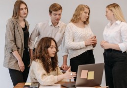 夢見職場：11 個意義和象徵