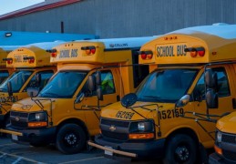 夢見等公車的 9 個夢境解釋：夢見錯過公車、夢見晚上等公車