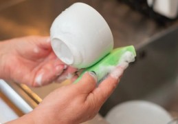 夢見洗杯子： 9 個意義和象徵