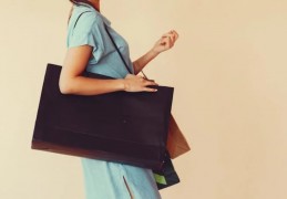 夢見買包包的 9 個夢境解釋：夢見奇怪物品從袋子裡掉出來 、夢見別人拿走你的包包