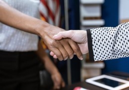 ​夢見與總統握手的 9 個夢境解釋：夢見與總統合照、夢見觀看總統演講
