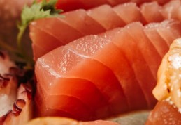 夢見生魚片的 10 個夢境解釋：夢見買生魚片、夢見腐爛的生魚片