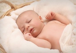 夢見嬰兒嘔吐的 9 個夢境解釋：夢見嬰兒在陌生人面前嘔吐、夢見嬰兒吐血